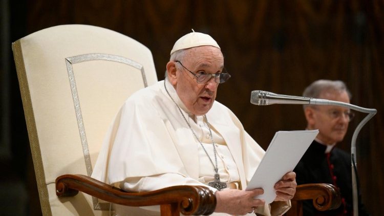 El Papa en la audiencia con los artistas en la Capilla Sixtina lee su discurso