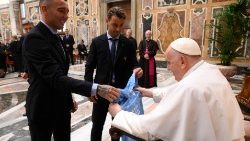 Dirigentes y futbolistas del Real Club Celta de Vigo, España, entregan una camiseta al Papa. (Vatican Media)