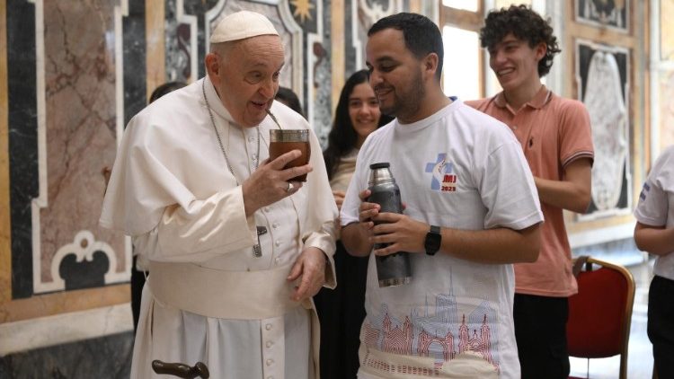 Los jóvenes ofrecieron un mate al Santo Padre, quien estaba feliz por ser recibido de ese modo. (Vatican Media)