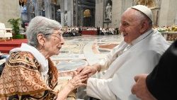 Francisco ao saudar os idosos no início da celebração na Basílica de São Pedro
