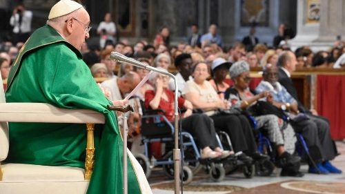 Le Pape exhorte à ralentir pour ne pas marginaliser les personnes âgées