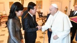 Der vietnamesische Staatspräsident Vo Van Thuong an diesem Donnerstag mit Papst Franziskus (Bibliothek im Apostolischen Palast)