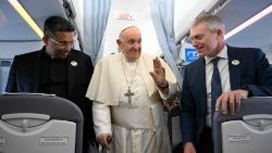 Il Papa saluta i giornalisti che lo accompagnano sul volo verso Lisbona