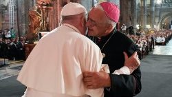 L'abbraccio tra Papa Francesco e il presidente dei vescovi portoghesi José Ornelas Carvalho