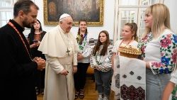 Le Pape François a rencontré 15 jeunes Ukrainiens à la nonciature apostolique de Lisbonne, le 3 août 2023.