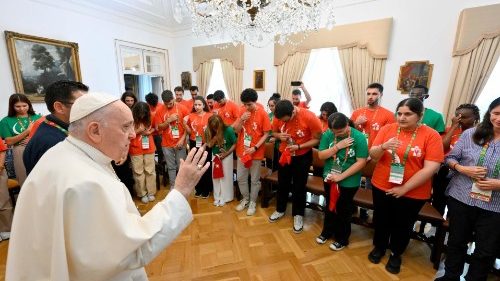 El Papa abraza a jóvenes turcos afectados por el terremoto: Reconstruir la vida