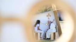 O Papa confessa jovens em Lisboa (Vatican Media)