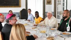 El Papa almuerza con algunos jóvenes durante su viaje apostólico a Portugal con motivo de la  XXXVII Jornada Mundial de la Juventud