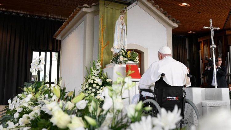 Il Papa in preghiera davanti alla Madonna di Fatima