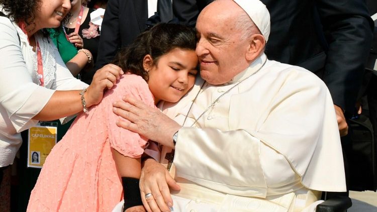 Papa Francesco abbraccia una bambina