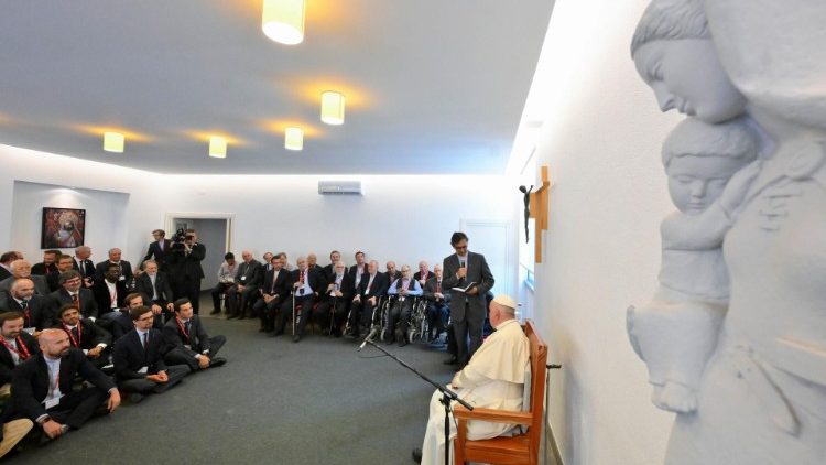 Papa Francesco a colloquio con i gesuiti a Lisbona