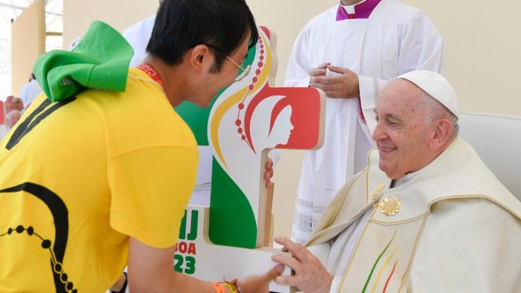 Il Papa saluta alcuni ragazzi al termine della Messa nel Parque Tejo