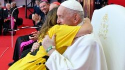 Il Papa incontra i volontari della Gmg a Lisbona
