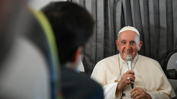 Le Pape François dans le vol de Lisbonne à Rome, le 6 août 2023.