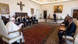O Papa com uma delegação de advogados de países membros do Conselho da Europa signatários do Apelo de Viena (Vatican Media)