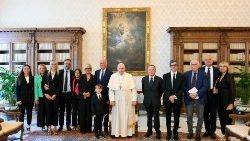 Um momento do encontro do Papa Francisco com a delegação do Prêmio "É jornalismo" (Vatican Media)