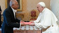 Le Pape François, recevant les lettres de créance de M. Carlos Alberto Saraiva de Carvalho Fonseca, nouvel ambassadeur de l’Angola près le Saint-Siège, samedi 26 août 2023