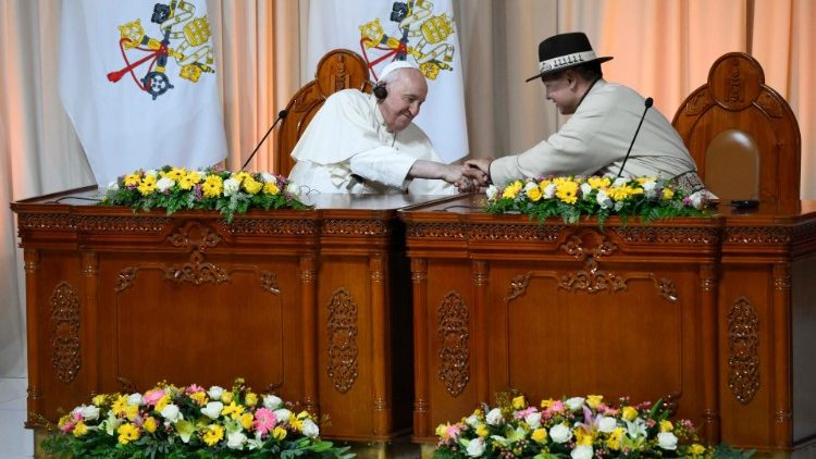 Papa Francesco e il presidente durante l'incontro con le autorità nel Palazzo di Stato