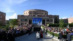 Papa Francisc și credincioșii Bisericii catolice din Mongolia la Ulaanbaator pe 2 septembrie 2023