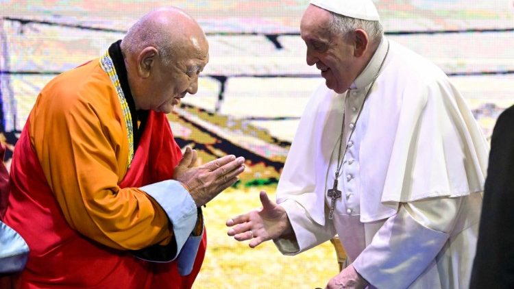 Saludo de uno de los líderes budistas al Santo Padre. (Vatican Media)