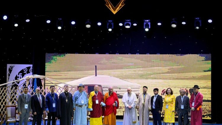 Los doce líderes religiosos se tomaron una foto con el Santo Padre al final del encuentro. (Vatican Media)