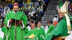 O cardeal Marengo e o Papa Francisco durante a Santa Missa de 3 de setembro em Ulan Bator (Vatican Media)