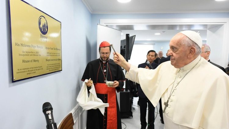 Papst Franziskus segnet das Namensschild der neuen Einrichtung, deren lokalen Charakter er positiv hervorhob