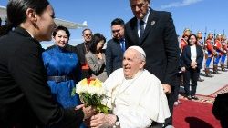 Papa se despede das autoridades locais antes de embarcar de volta a Roma