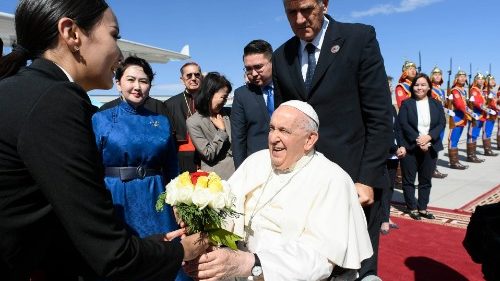 Il Papa saluta la Mongolia: "Grazie per la generosa ospitalità"