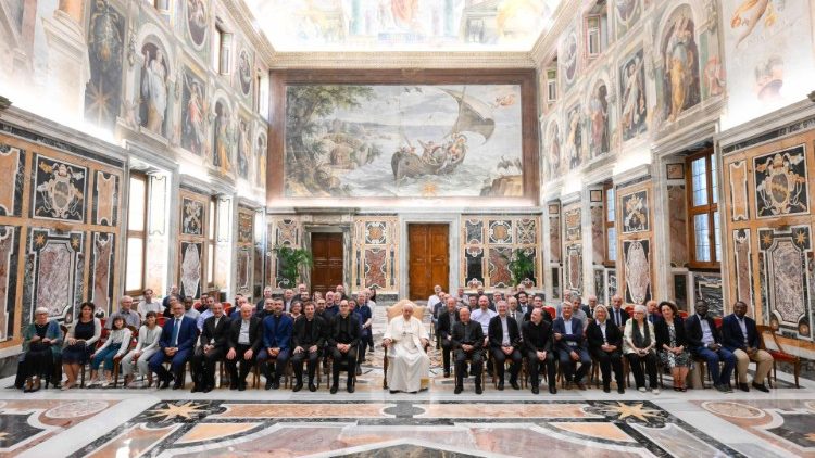 O Papa Francisco com os membros da Associação Bíblica Italiana (Vatican Media)