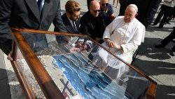 A tela envolvida numa caixa de vidro entregue ao Papa