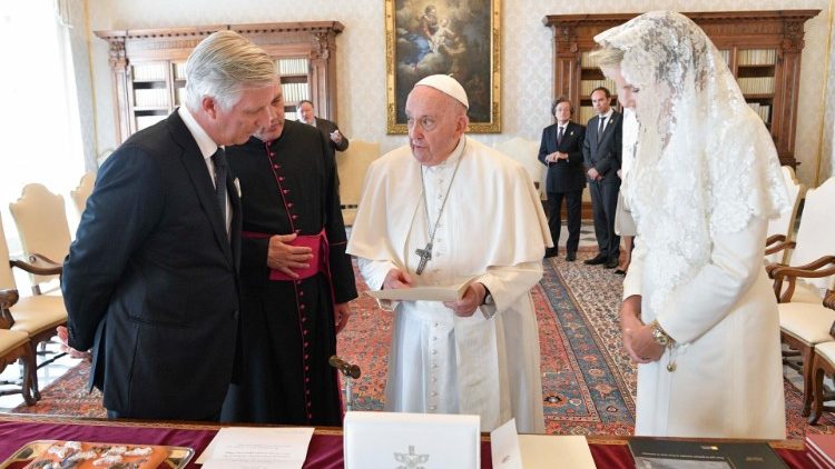 Papa Franceco con re Philippe del Belgio e la regina Mathilde 