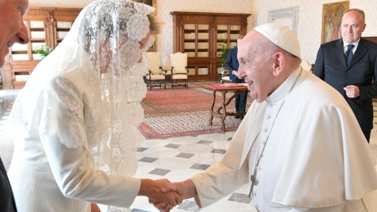 Die belgische Königin ganz in weiß... und Papst Franziskus natürlich auch