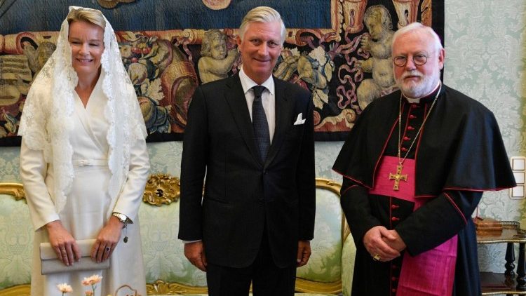 Rei Philippe da Bélgica e Rainha Mathilde com arcebispo Gallagher