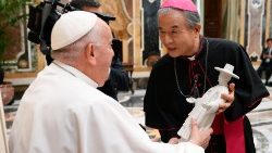 Francisco com um bispo coreano durante uma audiência no Vaticano em setembro passado (Vatican Media)