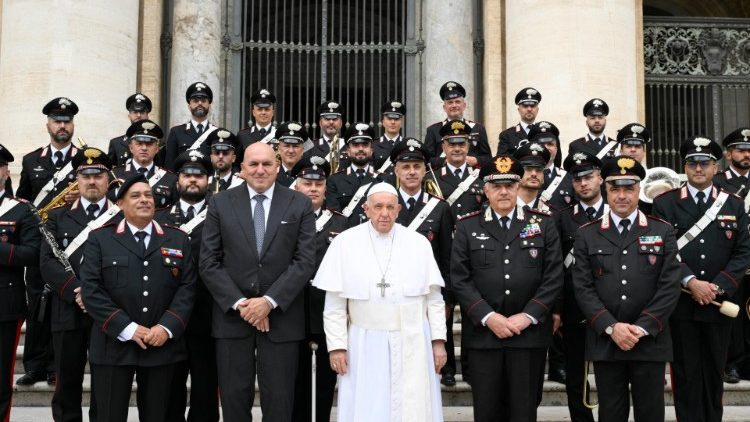 Le Pape, le ministre italien de l'Intérieur et des membres des carabiniers, un des sept corps des forces de l'ordre italiens.