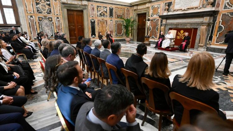 Audiência do Papa aos funcionários da Farmácia Vaticana por ocasião dos 150 anos de sua fundação (Vatican Media)