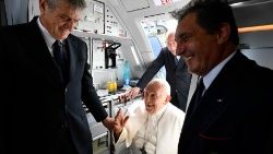 Le Pape François, embarquant dans l'avion direction Marseille, le vendredi 22 septembre 2023.
