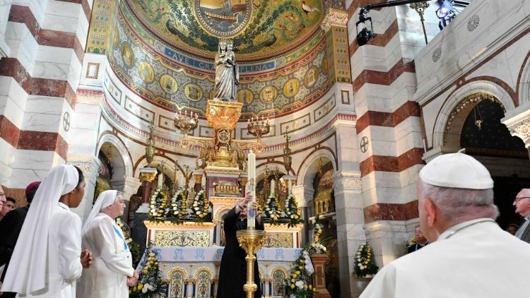 Papa Francesco rende omaggio a Maria a cui è dedicata la basilica