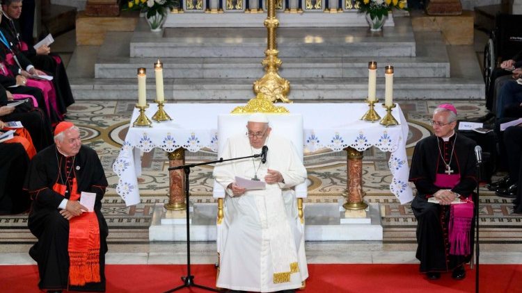 Il Papa legge il suo discorso