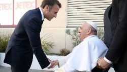 Präsident Macron verabschiedet sich am Flughafen von Marseille vom Papst
