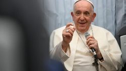 Papst Franziskus im Flieger 