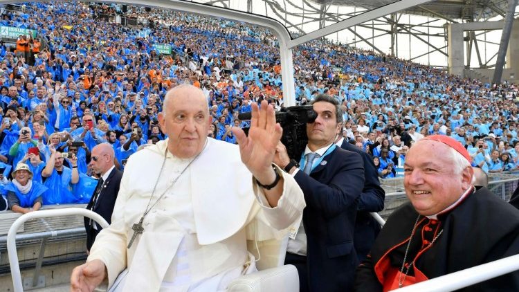L' arrivo di papa Francesco al Vélodrome di Marsiglia per la Messa