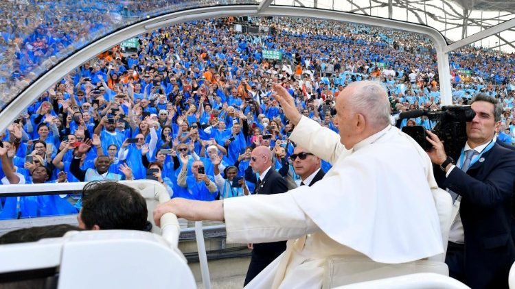 L'arrivo di Papa Francesco in papamobile al Vélodrome di Marsiglia