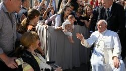 O Papa Francisco em meio a um grupo de fiéis (Vatican Media)