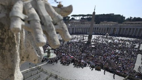 Il Papa: c’è più speranza nell’essere peccatori che corrotti