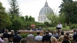 Coletiva de imprensa nos jardins Vaticanos de apresentação da "Laudate Deum"