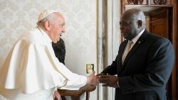 O encontro entre o Papa e o primeiro-ministro das Bahamas, Philip Edwards Davis (Vatican Media)
