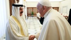 Le Pape et le roi du Bahreïn, Hamad bin Isa Al Khalifa, lundi 16 octobre 2023.