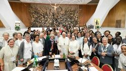 Les femmes participant à l'Assemblée synodale d'octobre 2023 aux côtés du Pape François. 